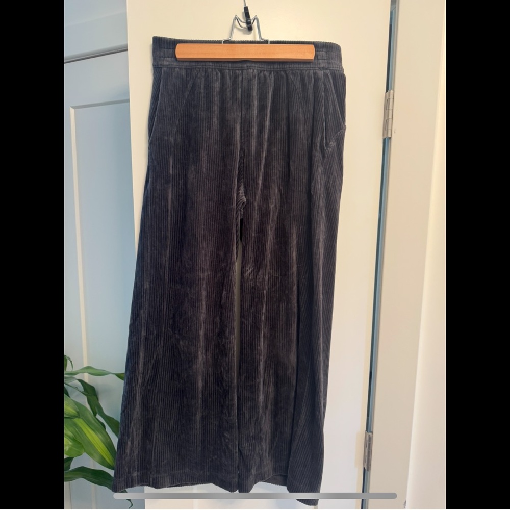 Lululemon Scuba Mid-Rise Wide-Leg Crop Velvet Cord in Black, Size 4